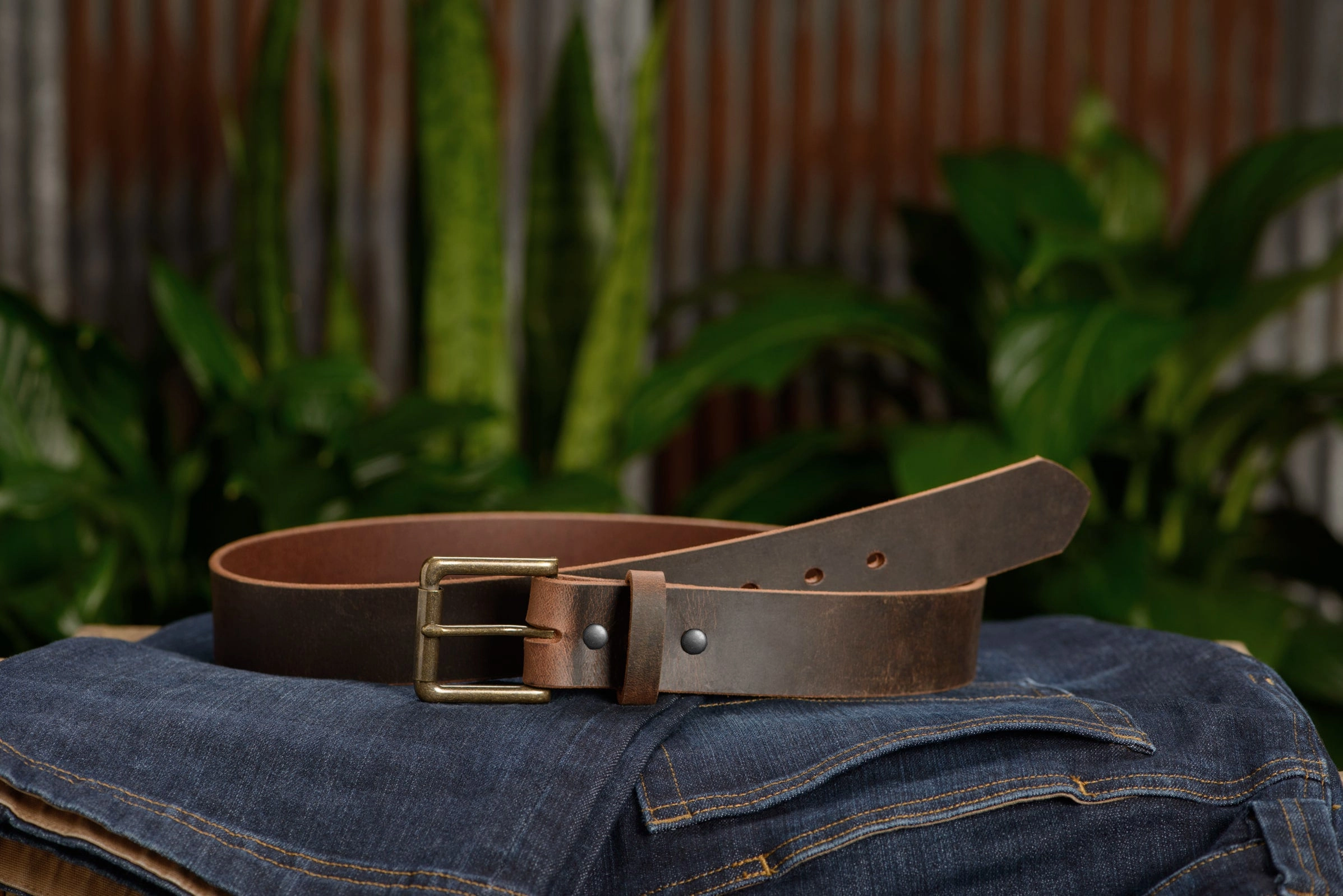 The Crazy Horse: Men's Oil Tanned Non Stitched Leather Belt 1.50"
